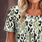 👕 Koszulka z nadrukiem – 50% ZNIŻKI! OFERTA LIMITOWANA!☀️💃✨ Lekka, przewiewna i idealna na lato – modny nadruk, okrągły dekolt, krótki rękaw. Pasuje do każdej stylizacji, wygodna na co dzień! 🌸