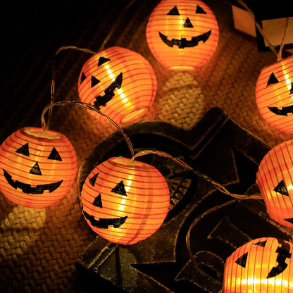 Lampki choinkowe z dyniami na Halloween